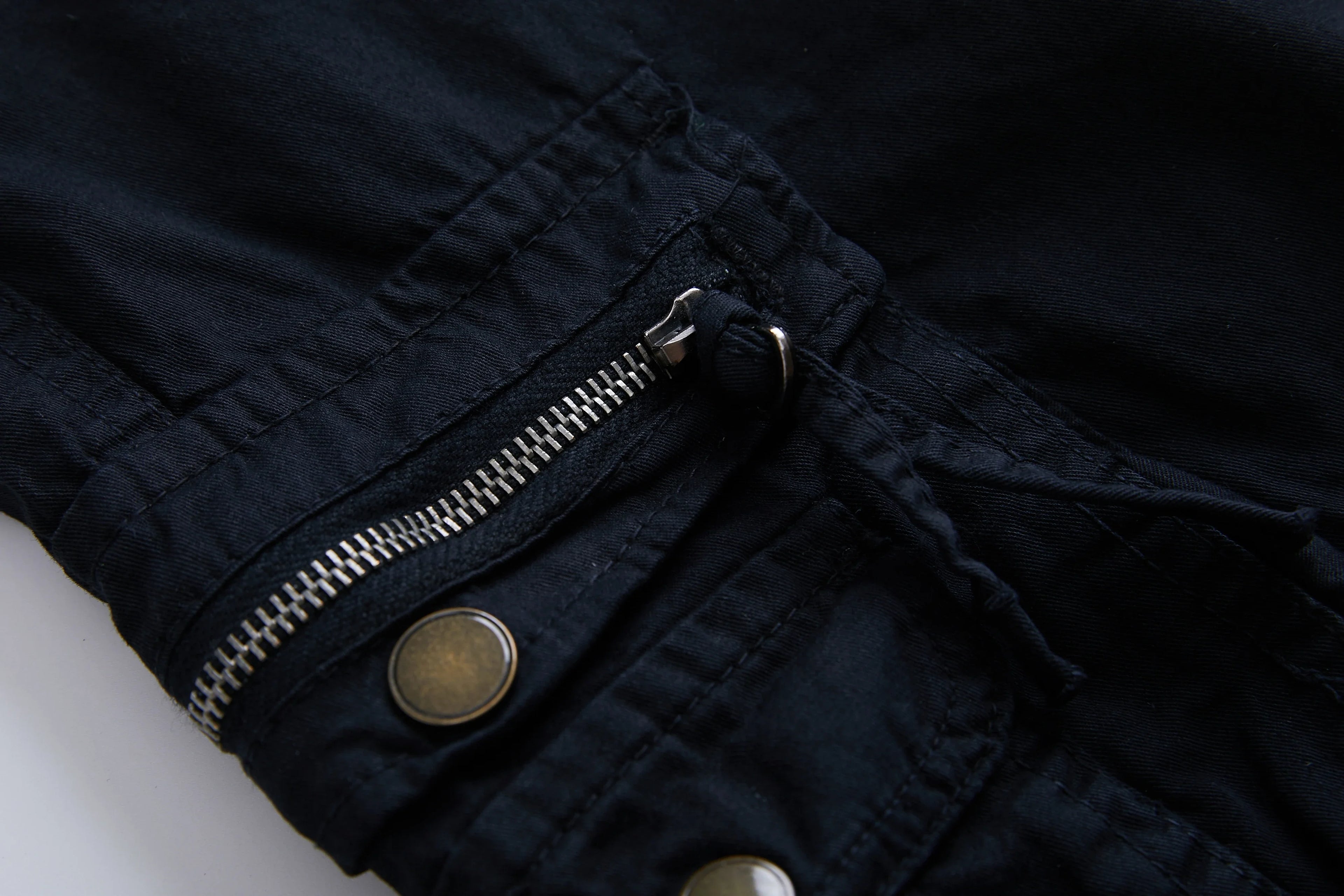 Casual men's solid color workwear shorts with side pockets, loose and fashionable shorts, outdoor men's work pants