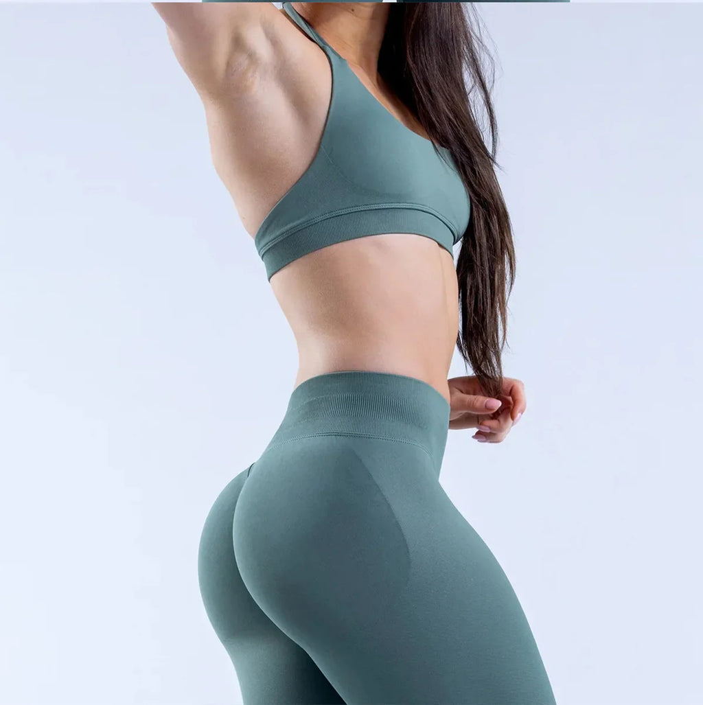 D LOGO Sports Bra Women Seamless Halter Neck Strap Bra with Logo Padded Open Back Yoga Top Bra Medium Support Gym Crop Top